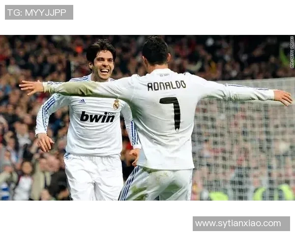 艾弗森与足球巨星同框合影展现运动精神与友谊的精彩瞬间