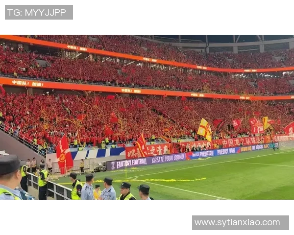 足球明星现场与球迷激烈互动引发热议，球场气氛瞬间升温